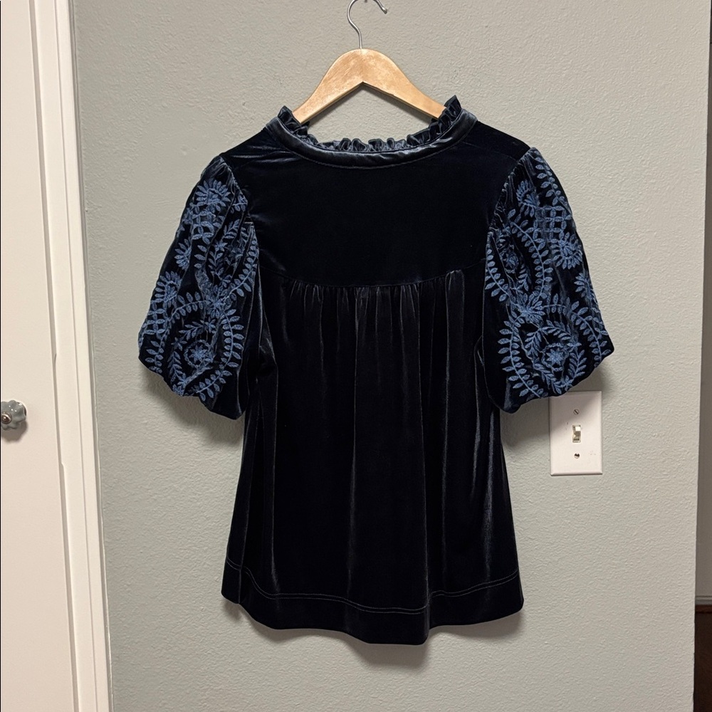 Umgee blouse Women’s Size: Small fits more like a Medium - Picture 5 of 5